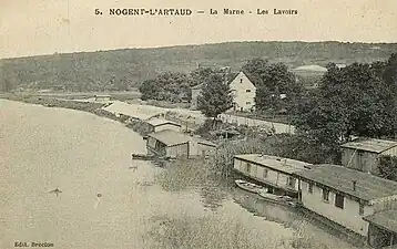 Les lavoirs sur la Marne vers 1910.