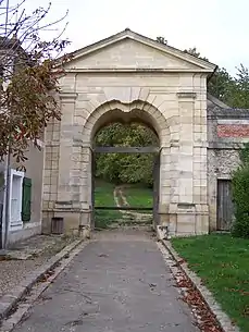 La « porte des Gondi », ancienne porterie du château des seigneurs de Noisy, détruit au XVIIIe siècle