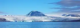 Vue du glacier à partir du Billefjorden.