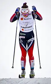 Fondeuse de face, s’apprêtant à pousser avec ses deux bâtons.