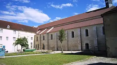 Façade  nord de l'abbatiale et cour de l’abbaye.