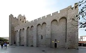 Vue latérale, et clocher-mur.