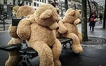 Nounours installés sur un banc de l’avenue des Gobelins à Paris