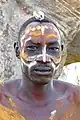Homme portant une peinture corporelle.