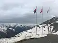 Le drapeau tessinois au col du Nufenen.