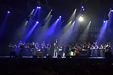 vue d'ensemble du spectacle Fest-Rock, le bagad, Red Cardell et Pierre Stephan à gauche