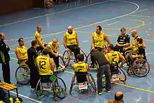 Sportifs en fauteuil roulant, rassemblés pendant un temps-mort