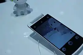 L'Oppo N1, dispose d'une caméra principale torsadable qui est utilisée pour les selfies lorsqu'elle tourne.