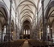 Vue intérieure de la nef vers le chœur.