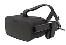 Casque de réalité virtuelle, de couleur noire, avec une visière opaque.