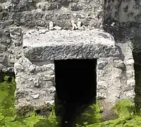 Offrandes votives dans le nymphée au-dessus de l'arrivée de la canalisation nord