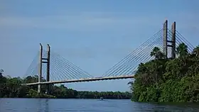 Le pont sur l'Oyapock vu depuis le fleuve.