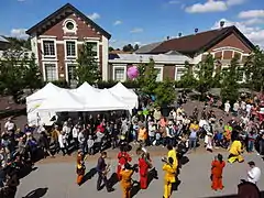 Les bureaux et les bains-douches.