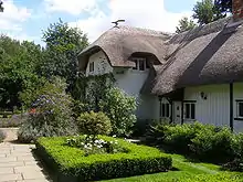 Une chaumière avec un jardin.