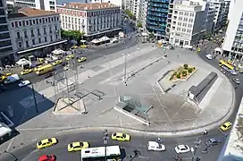 En 2011 : le Pentacycle (gauche), avec l'hôtel Bágkeion (arrière gauche) et l'hôtel Alexandre le Grand en face.