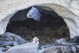 Une des entrées des Big Four Ice Caves, Washington, États-Unis.