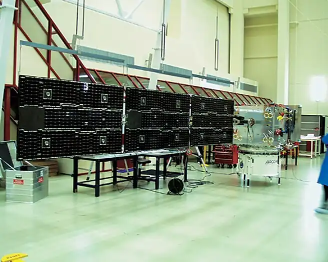 Un des deux ensembles de panneaux solaires est testé.