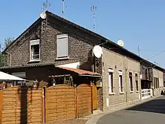 Des habitations groupées par deux.