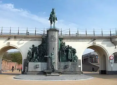 Vue de face de la statue de Léopold II.