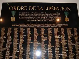 Photo d'une plaque noire avec des rangées de noms en lettres d'or