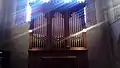 L'orgue posé au fond de la nef.