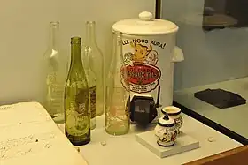 Photo de bouteilles de vinaigre Martin Pouret et distributeur de moutarde Dessaux Fils. Au XVIIIe siècle, on compte entre 200 et 300 vinaigriers dans Orléans.