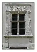 Photographie en couleurs d'une vieille fenêtre.