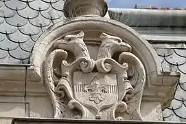 Blason au-dessus d'une porte.