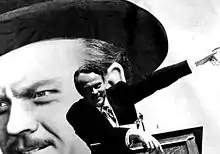 Kane, le magnat de la presse, domine son auditoire (cadré en contre-plongée) - Citizen Kane.