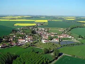 Perspective paysagère et l'étang à droite.