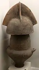 Ossuaire biconique avec couvercle en casque à crête, Campo S. Antonio, IXe siècle av. J.-C.