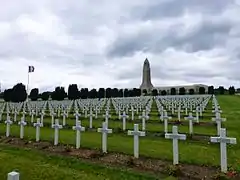 Une partie des 16 142 tombes, surplombées par l'ossuaire.