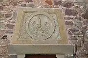Linteau avec reliefs armoiries avec cimier des barons de Grouvel (XIXe)