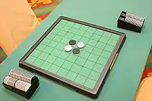 Plateau d'un jeu Othello au début d'une partie