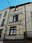 La façade nord d'une maison à pans de bois.