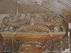 Sculptures en bas-relief.