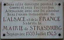Photo d'une plaque commémorant l'installation de la mairie de Strasbourg à Périgueux de 1939 à 1945.