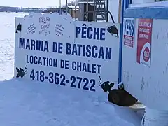 Panneau sur le chemin de glace de la rivière, accessible par la Marina.