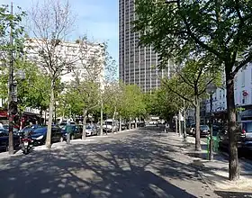 Terre-plein central, dit « place Fernand-Mourlot », vu en direction de la tour Montparnasse.