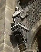 Sculptures des évangélistes avant restauration (Matthieu en archange).