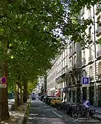 Le long des immeubles.