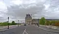 Sur le pont Royal en direction du palais du Louvre.