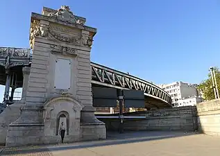 Viaduc d'Austerlitz passant au-dessus du port de la Rapée.