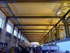 La salle des guichets avec, à droite, la grande fresque, les 2 vues de Venise sont du Marseillais Jean-Baptiste Olive.