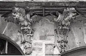 Chimères de la façade du no 133, rue Saint-Antoine à Paris