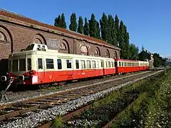 Remorque restaurée par le Chemin de fer touristique de la vallée de l'Aa, encadrée par deux X 3800.