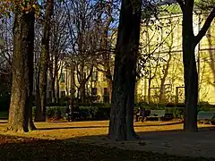 Le square avec en arrière-plan le théâtre du Rond-Point.