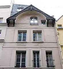 Détail du no 31 (inscrit aux monuments historiques). Le pignon de bois date de 1480 environ.