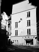 La rue du Dragon débouchant sur la place Michel-Debré.