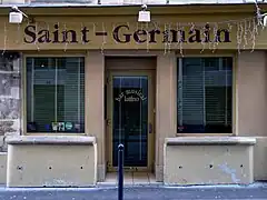 No 3 : étal de pierre d'une boutique ancienne.